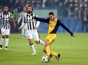 Temporada 14-15. Champions League. Juventus - Atlético de Madrid. Koke dispara a portería dentro del área.