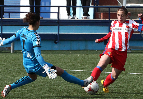 Liga 2012-2013. Nagore Calder&oacute;n evita con un regate la salida de la portera del Prainsa Zaragoza.