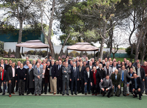 Foto de familia de los veteranos del Atlético de Madrid tras la tradicional comida de Navidad.