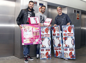 Moyá, Griezmann y Gámez se preparan para repartir regalos en la visita de los jugadores a los centros hospitalarios de Madrid