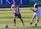 Borja Galán se va por velocidad de un rival en el partido contra el Leioa