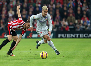 Temporada 14-15. Jornada 16. Athletic de Bilbao - Atlético de Madrid. Griezmann conduce un balón en carrera.