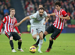 Temporada 14-15. Jornada 16. Athletic de Bilbao - Atlético de Madrid. Juanfran dribla a dos rivales.