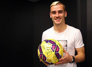 Griezmann posa con el balón firmado por sus compañeros tras su hat trick en San Mamés