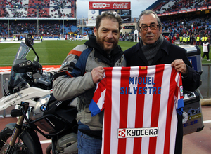 Miquel Silvestre y Adelardo posando antes del partido Atlético de Madrid-Espanyol