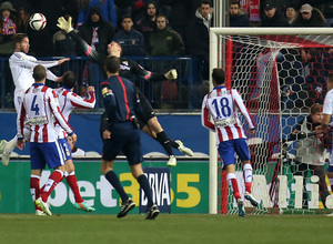 temporada 14/15. Partido Atlético de Madrid Real Madrid. Copa del Rey. Oblak deteniendo un balón durante el partido