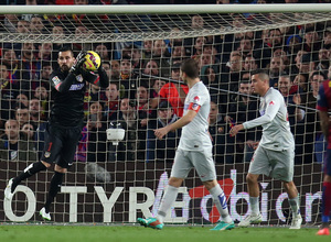 Temporada 14-15. Jornada 18. FC Barcelona-Atlético de Madrid. Moyá atrapa un disparo alto.
