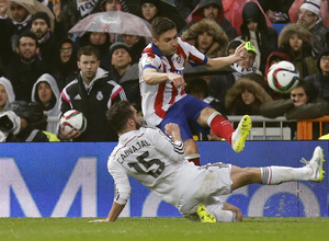 Temporada 14-15. Copa del Rey 1/8 vuelta. Real Madrid - Atlético de Madrid. Siqueira intenta sacar un balón en largo.