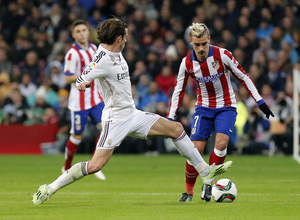 Temporada 14-15. Copa del Rey 1/8 vuelta. Real Madrid - Atlético de Madrid. Griezmann se zafa de Bale sacando el balón jugado.