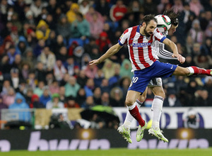 Temporada 14-15. Copa del Rey 1/8 vuelta. Real Madrid - Atlético de Madrid. Juanfran despeja de cabeza un balón.