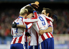 Temporada 14-15. Atlético de Madrid - Rayo Vallecano. El equipo se abraza a Griezmann tras el 2-0.
