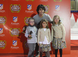 Tiago posa con unas niñas en la función benéfica del Gran Circo Mundial