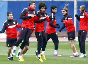Temporada 12/13. Entrenamiento, Arda y Cebolla saltando durante el entrenamiento en el estadio Vicente Calderón