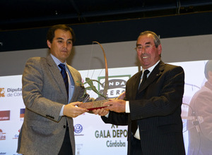 Adelardo, presidente de la fundación, recibe el premio en la Gala Onda Cero Córdoba