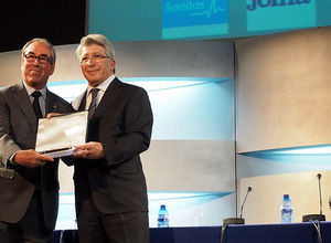 Adelardo y Cerezo recibiendo el premio Corazones Solidarios 2015.