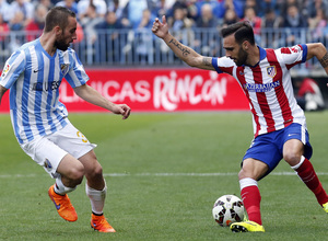 Temporada 14-15. Jornada 31. Málaga -Atlético de Madrid. Jesús Gámez realiza un quiebro ante Darder.
