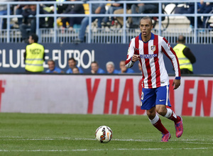 Temporada 14-15. Jornada 31. Málaga -Atlético de Madrid. Miranda saca la pelota conducida.