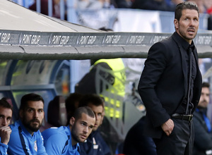 Temporada 14-15. Jornada 31. Málaga -Atlético de Madrid. Simeone, en un instante del encuentro.