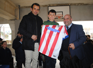 Nuestra fundación regaló una camiseta firmada por la primera plantilla rojiblanca.