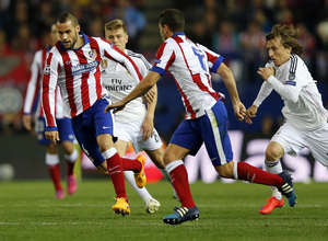 temporada 14/15. Partido Atlético de Madrid Real Madrid. Champions League. Mario con el balón durante el partido
