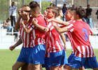 Los jugadores del Atlético C abrazan a Tete, autor del gol del empate ante el Real Madrid C