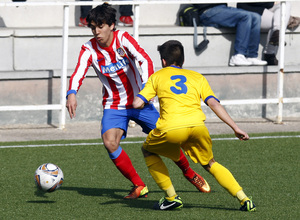 Temporada 12/13. Partido cadetes. Lucha entre dos jugadores por conseguir el balón en la ciudad deportiva de Majadahonda