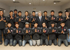 Los jugadores del Muangthong United Sub 19 posan con Enrique Cerezo