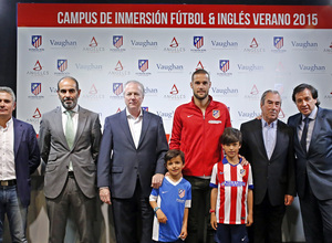 temporada 14/15. Acto renovación Camous fundación Atlético de Madrid Vaughan. Mario Suárez