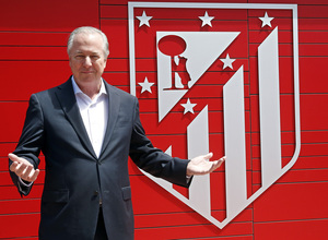 temporada 14/15. Acto renovación Camous fundación Atlético de Madrid Vaughan. Mario Suárez