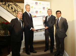 Enrique Cerezo recibe un premio por parte del embajador de Bélgica