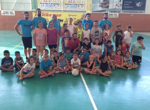 Juanfran Torres posa con los niños en la clausura de su campus