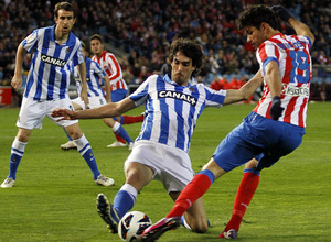 Liga 2012-2013. Diego Costa intenta el disparo ante un jugador de la Real Sociedad