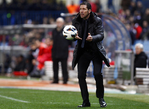 Temporada 12/13. Partido Atlético de Madrid Real Sociedad. Simeone con el balón en la manos durante el partido