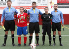 Temporada 2012-2013. Las capitanas del Atleti y Collerense posan con el trío arbitral