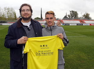 Antoine Griezmann posa con una camiseta de apoyo al Día del Daño Cerebral Adquirido