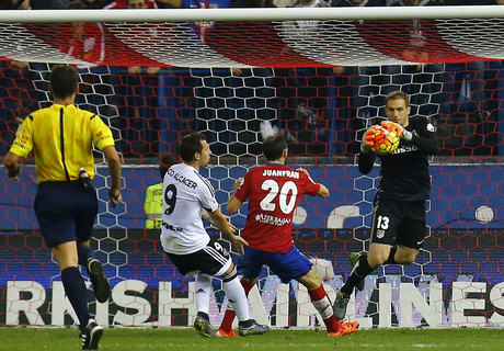 temporada 15/16. Partido Atl&eacute;tico de madrid Valencia. Oblak parando un bal&oacute;n