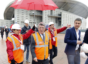 Temporada 12/13. Acto, visita Comité Olimpico Internacional al Nuevo Estadio de Madrid, Cerezo y Gabi acompañaron a la comitiva