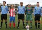 Temporada 2012-2013. Las capitanas del Atleti y Levante posan con el trío arbitral