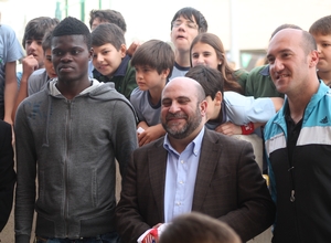 Thomas posa junto al Comité Organizador de la VII Edición de la Milla Solidaria