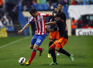 Temporada 12/13. Partido Atlético de Madrid Valencia.Gabi centrando un balón durante el partido