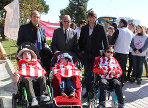 Germán Robles, Adelardo Rodríguez y David Belenguer posan con los niños en el acto por la investigación de las enfermedades raras