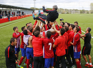 Temporada 15/16. El equipo juvenil celebra el título de liga.