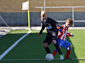 TEMPORADA 12/13. Dos jugadores de la categoría alevín pelean por un cuero