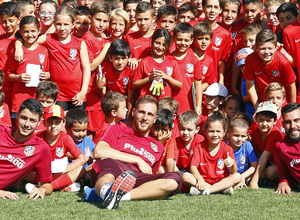 temporada 16/17. Campus Fundación. Jugadores saludando a los niños.