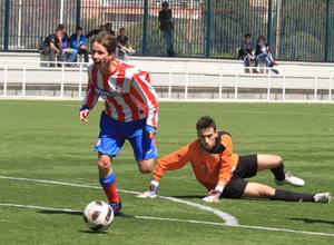 Villa, del ATM Juvenil DH, regatea al portero del Adarve para marcar el primer gol de los rojiblancos