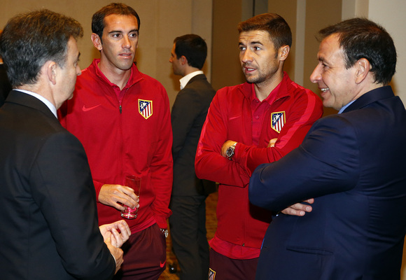 Gabi y God&iacute;n charlan con el c&oacute;nsul en Melbourne y Oscar Gil