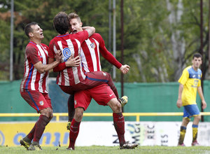 Alex celebra el segundo gol del equipo, su primero con la rojiblanca en su estreno