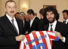 Arda regaló una camiseta del equipo al presidente de Azerbaijan