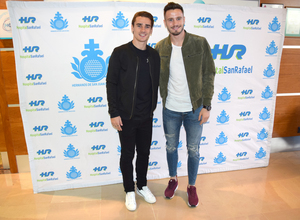 Griezmann y Saúl. Visita a hospitales.