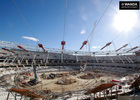 Izado del primer anillo de tracción de la cubierta del Wanda Metropolitano